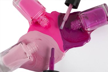 beyaz zemin üzerine dökülmüş oje