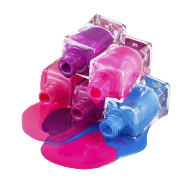 Beyaz arka planda dökülmüş ojeli şişeler.