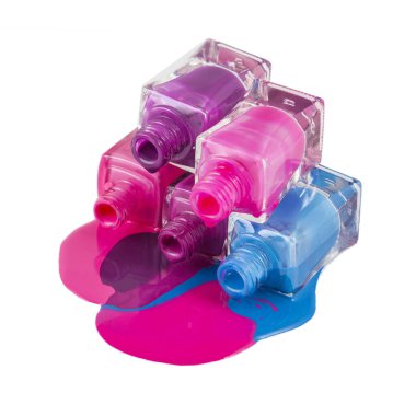 Beyaz arka planda dökülmüş ojeli şişeler.