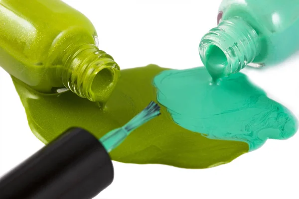 Bottiglia Smalto Verde Con Schizzi Isolati Sfondo Bianco — Foto Stock