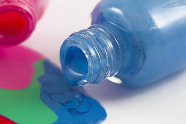 Flaschen Mit Verschüttetem Nagellack Auf Weißem Hintergrund — Stockfoto