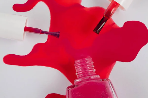 Bottiglia Dello Smalto Rosa Rosso Isolato — Foto Stock
