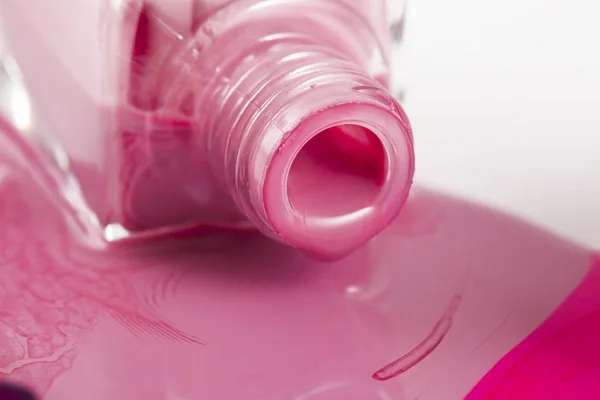 Ροζ Μπουκάλι Βερνίκι Νυχιών Πιτσιλιές Απομονώνονται Λευκό Φόντο — Φωτογραφία Αρχείου