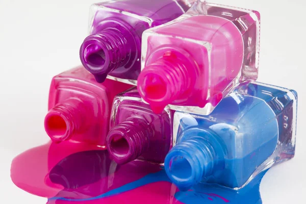 Botellas Con Esmalte Uñas Derramado Sobre Fondo Blanco — Foto de Stock