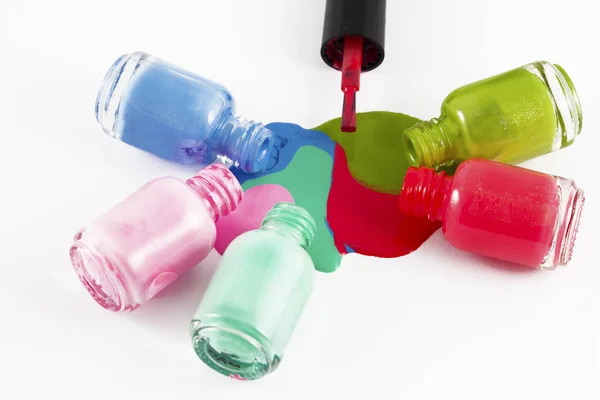 Flessen Met Gemorste Nagellak Witte Achtergrond — Stockfoto
