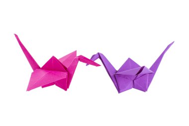 Pembe ve mor origami vinçler beyaz izole