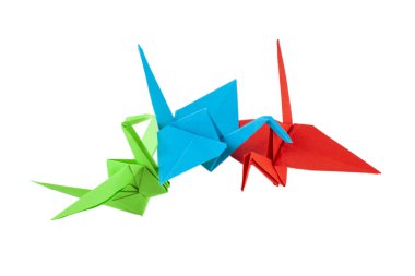 Beyaz arka planda izole edilmiş cololurful origami vinçler
