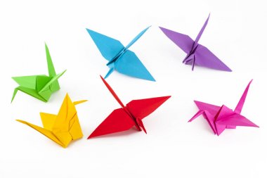 Beyaz arka planda izole edilmiş cololurful origami vinçler