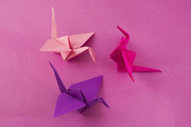 Pembe ve mor origami vinçler