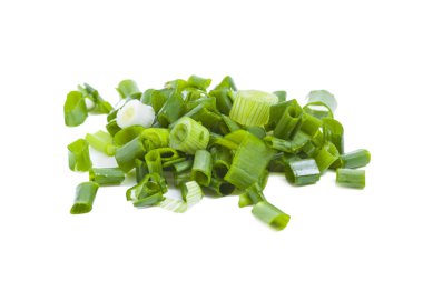 Kesilmiş yeşil taze soğan izole 