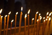 Svíčkami v posvátné katedrále v Jeruzalémě