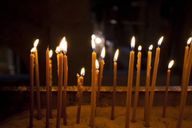 Kudüs'teki kutsal katedralde mumlar yanıyor