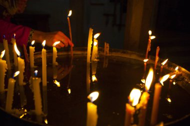 Kudüs'teki kutsal katedralde mumlar yanıyor