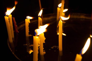 Kudüs'teki kutsal katedralde mumlar yanıyor