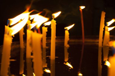 Kudüs'teki kutsal katedralde mumlar yanıyor