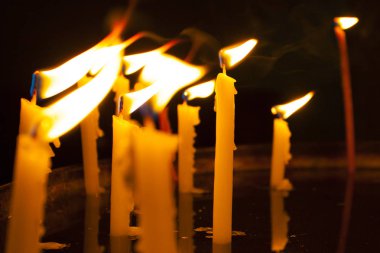 Kudüs'teki kutsal katedralde mumlar yanıyor