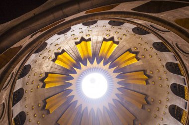 Kudüs, İsrail -15 Eylül 2017: İsa'nın geleneksel inanca gömüldüğü Kutsal Mezar Kilisesi'nin içi. 