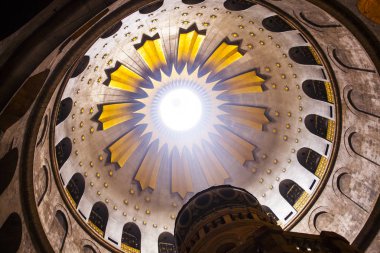 Kudüs, İsrail -15 Eylül 2017: İsa'nın geleneksel inanca gömüldüğü Kutsal Mezar Kilisesi'nin içi. 