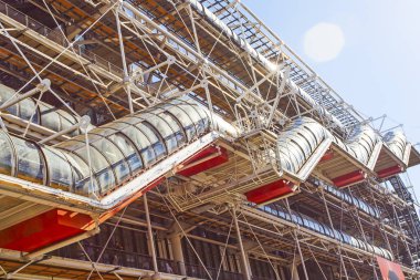 PARIS, FRANCE - 10 Ekim 2016: Georges Pompidou Merkezi cephesi. Georges Pompidou Merkezi dünyanın en ünlü modern sanat müzelerinden biridir.