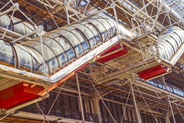 PARIS, FRANCE - 10 Ekim 2016: Georges Pompidou Merkezi cephesi. Georges Pompidou Merkezi dünyanın en ünlü modern sanat müzelerinden biridir.