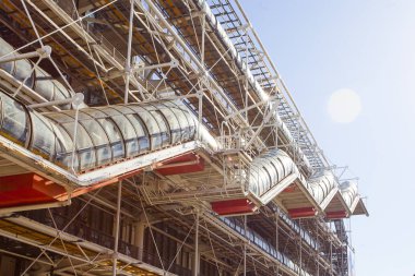 PARIS, FRANCE - 10 Ekim 2016: Georges Pompidou Merkezi cephesi. Georges Pompidou Merkezi dünyanın en ünlü modern sanat müzelerinden biridir.