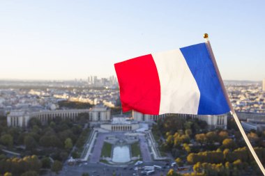 Gün batımında Eyfel kulesinden Paris şehrinin en üst manzarası üzerinde Fransa Bayrağı