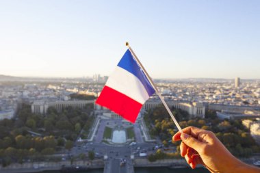Gün batımında Eyfel kulesinden Paris şehrinin en üst manzarası üzerinde Fransa Bayrağı