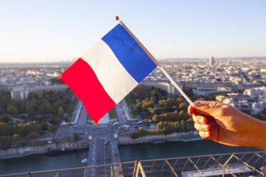 Gün batımında Eyfel kulesinden Paris şehrinin en üst manzarası üzerinde Fransa Bayrağı