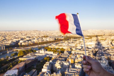 Gün batımında Eyfel kulesinden Paris şehrinin en üst manzarası üzerinde Fransa Bayrağı