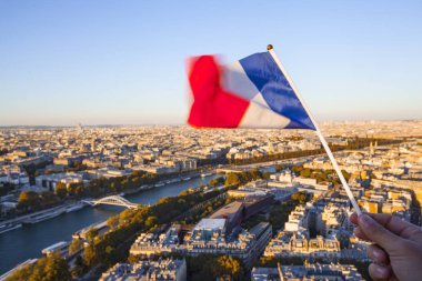 Gün batımında Eyfel kulesinden Paris şehrinin en üst manzarası üzerinde Fransa Bayrağı