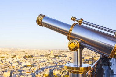 Eyfel kulesinde teleskoplu görüş açısı, gün batımı Paris manzarası
