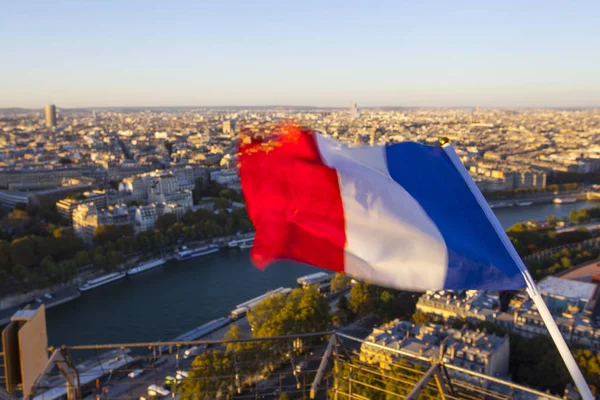 Gün batımında Eyfel kulesinden Paris şehrinin en üst manzarası üzerinde Fransa Bayrağı