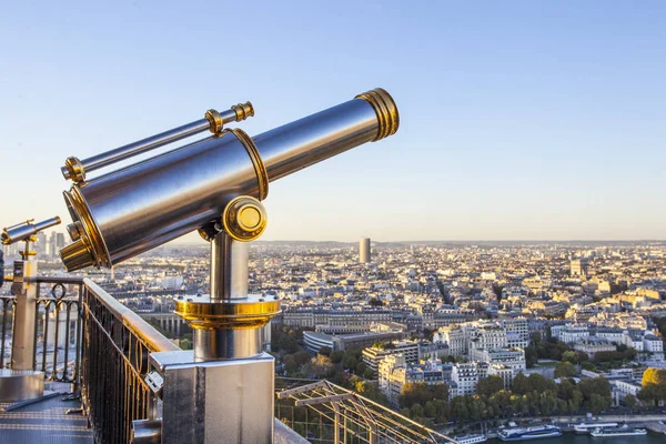 Eyfel kulesinde teleskoplu görüş açısı, gün batımı Paris manzarası