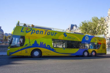 Paris, Fransa - 4 Ekim 2016: Turist otobüs Fransa nın başkenti kalbinde. Paris dünyanın en çok ziyaret edilen şehirlerinden biridir