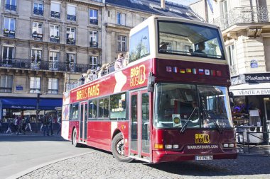 Paris, Fransa - 4 Ekim 2016: Turist otobüs Fransa nın başkenti kalbinde. Paris dünyanın en çok ziyaret edilen şehirlerinden biridir
