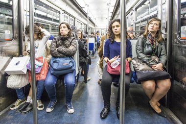 Paris, Fransa Paris Metro iç 30 Eylül 2016. Moskova sonra Avrupa'nın ikinci en işlek metro sistemi olduğunu. 