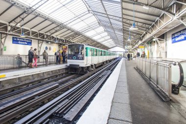Paris, Fransa Paris Metro iç 30 Eylül 2016. Moskova sonra Avrupa'nın ikinci en işlek metro sistemi olduğunu. 