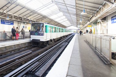 Paris, Fransa Paris Metro iç 30 Eylül 2016. Moskova sonra Avrupa'nın ikinci en işlek metro sistemi olduğunu. 