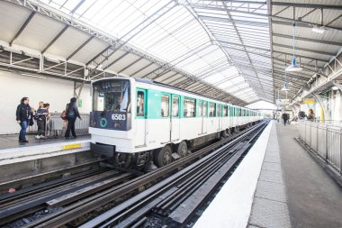Paris, Fransa Paris Metro iç 30 Eylül 2016. Moskova sonra Avrupa'nın ikinci en işlek metro sistemi olduğunu. 
