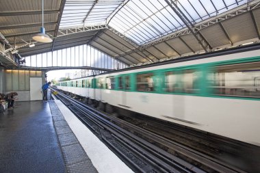 Paris, Fransa Paris Metro iç 30 Eylül 2016. Moskova sonra Avrupa'nın ikinci en işlek metro sistemi olduğunu. 
