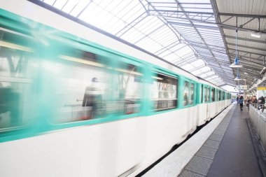 Paris, Fransa Paris Metro iç 30 Eylül 2016. Moskova sonra Avrupa'nın ikinci en işlek metro sistemi olduğunu. 