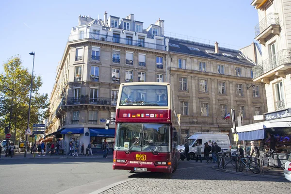 フランス 月4日 2016 フランスの首都の中心部に観光客のバス パリは世界で最も訪問された都市の1つである — ストック写真