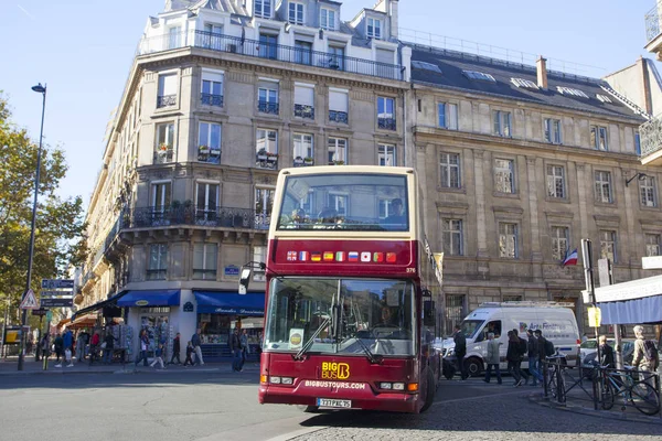 フランス 月4日 2016 フランスの首都の中心部に観光客のバス パリは世界で最も訪問された都市の1つである — ストック写真