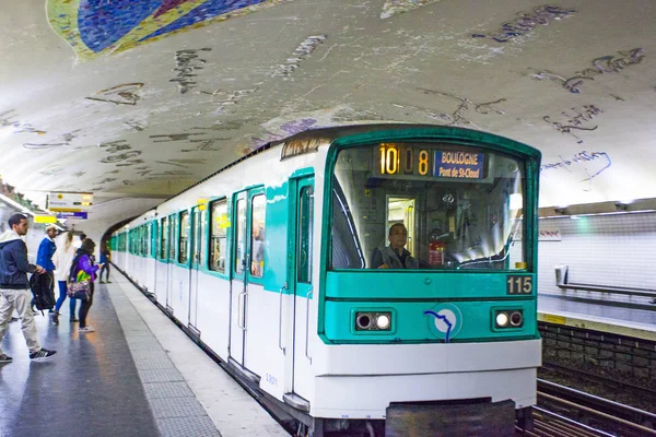 2016 日にパリ フランス パリの地下鉄のインテリア それはモスクワの後 ヨーロッパで 番目忙しい地下鉄システムです — ストック写真