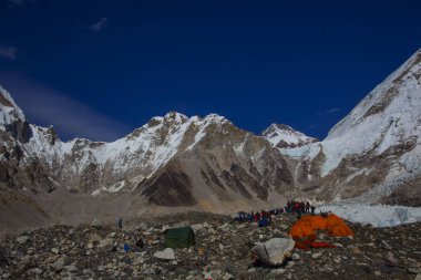 Everest Ana Kampı, Nepal, 20 Ekim 2018 - Everest Dağı ana kampından manzara, çadırlar ve dua bayrakları. Popüler bir treck'te bir sürü turist var. Sagarmatha milli parkı, Everest ana kampa trek - Nepal