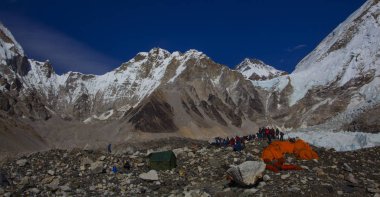 Everest Ana Kampı, Nepal, 20 Ekim 2018 - Everest Dağı ana kampından manzara, çadırlar ve dua bayrakları. Popüler bir treck'te bir sürü turist var. Sagarmatha milli parkı, Everest ana kampa trek - Nepal
