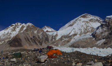 Everest Ana Kampı, Nepal, 20 Ekim 2018 - Everest Dağı ana kampından manzara, çadırlar ve dua bayrakları. Popüler bir treck'te bir sürü turist var. Sagarmatha milli parkı, Everest ana kampa trek - Nepal
