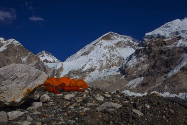 Everest Ana Kampı, Nepal, 20 Ekim 2018 - Everest Dağı ana kampından manzara, çadırlar ve dua bayrakları. Popüler bir treck'te bir sürü turist var. Sagarmatha milli parkı, Everest ana kampa trek - Nepal