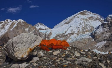 Everest Ana Kampı, Nepal, 20 Ekim 2018 - Everest Dağı ana kampından manzara, çadırlar ve dua bayrakları. Popüler bir treck'te bir sürü turist var. Sagarmatha milli parkı, Everest ana kampa trek - Nepal