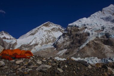 Everest Ana Kampı, Nepal, 20 Ekim 2018 - Everest Dağı ana kampından manzara, çadırlar ve dua bayrakları. Popüler bir treck'te bir sürü turist var. Sagarmatha milli parkı, Everest ana kampa trek - Nepal